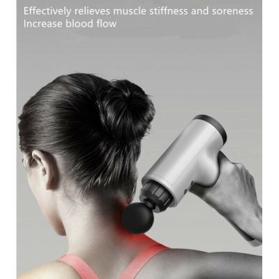 Συσκευή μασάζ, με αποσπώμενη μπαταρία, για χαλάρωση των μυϊκών πόνων του σώματος. Χρησιμοποιείται μετά από σωματική άσκηση ή άθληση και σε οποιαδήποτε καταπόνηση των μυών. Περιλαμβάνει 4 κεφαλές για μασάζ σε διαφορετικά μέρη του σώματος. Βελτιώστε και επιταχύνετε την αποκατάσταση των μυών με το πιστόλι μασάζ.Οφέλη
Ανακουφίστε τους μυϊκούς πόνους διαλύοντας τους κόμπους και αυξήστε τη ροή του αίματος στους μυς σας. 
Εξαφανίστε την κόπωση απαλλάσσοντας το σώμα σας από γαλακτικό οξύ και άλλες τοξίνες. 
Εφοδιάστε με οξυγόνο και θρεπτικά συστατικά στους μύες σας για ταχύτερη ανάρρωση. 
Ταχύτερη ανάκαμψη σημαίνει καλύτερη αθλητική απόδοση.
Χαρακτηριστικά
Μέγεθος : 22x22x5cm
Εργονομικό μεταλλικό σώμα
ελαφρύ και ανθεκτικό
Υψηλή ροπή
Υψηλή συχνότητα
Κινητήρας χαμηλής έντασης ντεσιμπέλ για αθόρυβο αλλά έντονο μασάζ
Το σετ περιλαμβάνει
Διαθέτει 4 κεφαλές μασάζ για στόχευση όλων των ομάδων μυών και 6 μεταβλητές ταχύτητες για τη ρύθμιση που θέλετε.

Κεφαλή σφαίρα: για να στοχεύσετε συγκεκριμένο μυ
Κεφαλή διχάλα: για έμμεση στόχευση και εργασία γύρω από έναν μυ
Κεφαλή μπάλα: για στόχευση μεγάλων μυών
Επίπεδη κεφαλή: για στόχευση πυκνών μυών