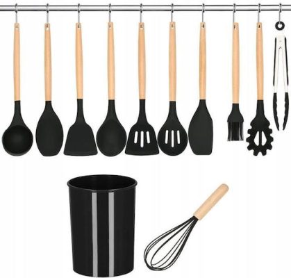 Σετ εργαλείων μαγειρικής από σιλικόνη και μπαμπού, μαύρο, 12 τεμαχίων.Τα εργαλεία κουζίνας της Springos περιλαμβάνουν: Δέκα δύο στοιχεία που είναι χρήσιμα κατά την προετοιμασία γευμάτων και διακοσμούν την κουζίνα. Κατάλληλο για άτομα που αγαπούν το μαγείρεμα και περνούν χρόνο στην κουζίνα. Δεν υπάρχουν άχρηστα στοιχεία, παρέχοντας πρακτική αξία. Μπαμπού που δεν θερμαίνεται κατά τη χρήση και αποτρέπει τυχόν εγκαύματα. Σιλικόνη που δεν γρατζουνίζει τις επιφάνειες, καθαρίζεται εύκολα και δεν σκουριάζει. Μινιμαλιστική μορφή, ιδανική για κάθε κουζίνα. Ευρύ φάσμα θερμοκρασιών από -30 έως 230 βαθμούς Κελσίου. Εύκολη καθαριότητα ακόμα και από ξηρούς υπολείμματα. Δοχείο για τα εργαλεία με αερισμό για να διατηρούνται καθαρά και χωρίς υγρασία. Εργαλεία που διαθέτουν τρύπες για κρέμασμα σε ράγες. Υλικό: μπαμπού και σιλικόνη. Συμπεριλαμβάνονται: Δοχείο - ύψος 16.5 εκ., διάμετρος περίπου 11 εκ. Χτυπητήρι - συνολικό μήκος 25 εκ., μήκος λαβής 10 εκ., πλάτος περίπου 6 εκ. Κουτάλα τύπου πολίνικ - συνολικό μήκος 32 εκ., μήκος λαβής 18.5 εκ., βάθος 4 εκ. Κουτάλα - συνολικό μήκος 31.5 εκ., μήκος λαβής 18.5 εκ. Σπάτουλα με τρύπες - συνολικό μήκος 32 εκ., πλάτος σπάτουλας 8 εκ., μήκος λαβής 18.5 εκ. Σπάτουλα χωρίς τρύπες - συνολικό μήκος 32 εκ., πλάτος σπάτουλας 8 εκ., μήκος λαβής 18.5 εκ. Σπάτουλα για γλυκά - συνολικό μήκος 31.5 εκ., πλάτος σπάτουλας 6.5 εκ., μήκος λαβής 18.5 εκ. Σπάτουλα με στρογγυλεμένη πλευρά - συνολικό μήκος 32 εκ., μήκος λαβής 18.5 εκ. Κουτάλα ζυμαρικών - συνολικό μήκος 31.5 εκ., μήκος λαβής 18.5 εκ., πλάτος 6 εκ. Πινέλο για άλειμμα - συνολικό μήκος 27.5 εκ., μήκος λαβής 18.5 εκ. Κουτάλα με τρύπες - συνολικό ύψος 31.5 εκ., μήκος λαβής 18.5 εκ., πλάτος κουτάλας 7 εκ. Τσιμπιδάκι - συνολικό μήκος 28 εκ., πλάτος 3.5 εκ.