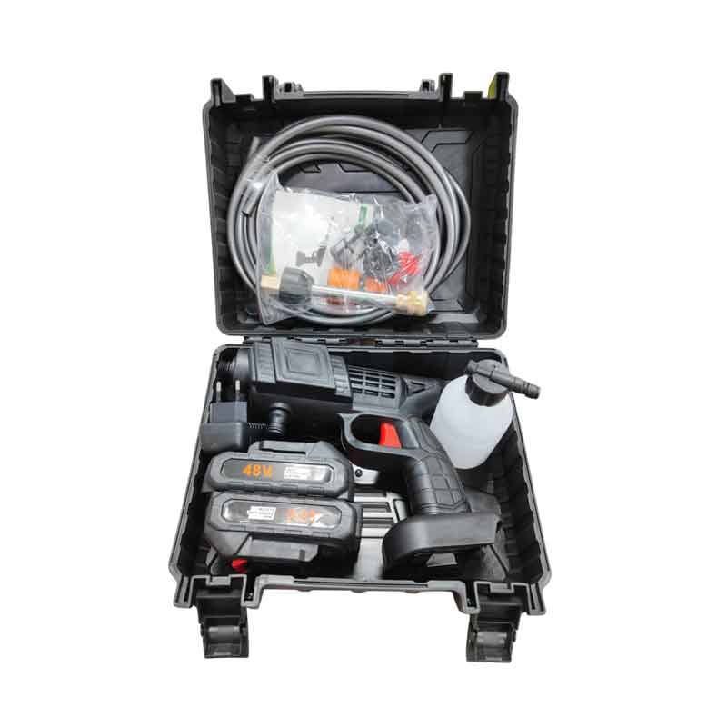 Πλήρες σετ φορητού πλυστικού υψηλής πίεσης 48V, ιδανικό για πλύσιμο αυτοκινήτου, μηχανής, ποδηλάτου, μπαλκονιού ή εργαλείων. Λειτουργεί με μπαταρία λιθίου για πλήρη φορητότητα και ευκολία στη χρήση χωρίς καλώδια. Παρέχεται σε πρακτική βαλίτσα μεταφοράς με όλα τα απαραίτητα εξαρτήματα. Τάση: 48V Περιλαμβάνονται 2 μπαταρίες + φορτιστής Πιστόλι ψεκασμού με εργονομική λαβή Μπουκάλι σαπουνιού, λάστιχο, ακροφύσια & σύνδεσμοι Διαστάσεις βαλίτσας: 27 × 22 cm