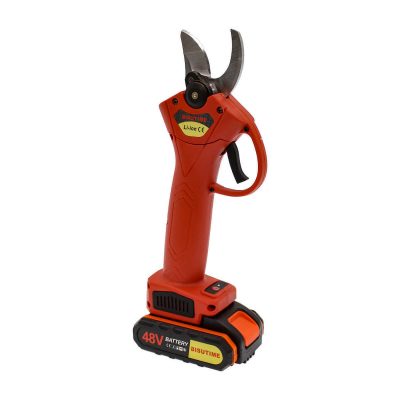 Με μια ματιάΤο επαναφορτιζόμενο ψαλίδι κλαδέματος BISUTIME διαθέτει δύο μπαταρίες 48V και μέγιστη διάμετρο κοπής 40mm, προσφέροντας δυναμική απόδοση και αυτονομία για επαγγελματικό και οικιακό κλάδεμα. Με δύο ρυθμίσεις κοπής (2cm και 4cm), προσαρμόζεται σε διαφορετικά πάχη κλαδιών, ενώ ο εργονομικός σχεδιασμός του εξασφαλίζει άνετη χρήση και ασφάλεια. Περιλαμβάνει Πέτρα Ακονίσματος Δοχείο Λάδι Γωνιακό Καρυδάκι 13mm σε σχήμα L Κλειδί Allen 4mm σε σχήμα L Φορτιστής Μπαταριών 2xΜπαταρίες 48V Θήκη Μεταφοράς Οδηγίες: Πιέστε το κουμπί για άνοιγμα τροφοδοσίας, κρατήστε το πατημένο για κλείσιμο, θα ακούσετε το κουδούνισμα. Για άνοιγμα του ψαλιδιού πατήστε τη σκανδάλη 3 φορές γρήγορα, όσο είναι ανοιχτό στην μεγάλη σκάλα, εναλλάξτε τις δυο σκάλες μεταξύ τους κρατώντας πατημένη τη σκανδάλη και αφήνοντας την μόνο όταν ακούσετε 1 κουδούνισμα, όταν το αφήσετε θα γίνει μικρότερο το άνοιγμα για κλαδιά μικρότερου πάχους και γρηγορότερο κλάδεμα. Συνεχίστε να κρατάτε πατημένη τη σκανδάλη μόνο αν θέλετε να το κλείσετε εντελώς για να κλειδώσει σε κλειστή θέση και να μην είναι επικίνδυνο στην μεταφορά. Χαρακτηριστικά Εύρος Κοπής: 2 σκάλες 2.6cm + 4.5cm Τάση Μπαταρίας: 48V Διάρκεια Φόρτισης: ~90 λεπτά Μήκος Καλωδίου Φορτιστή: ~70cm Διαστάσεις Ψαλιδιού Κλαδέματος: 11 x 4.8 x 29.5cm (με μπαταρία) Διαστάσεις Μπαταρίας: 11 x 7.5 x 4.8cm Διαστάσεις Συσκευασίας: 33 x 25.5 x 7.5cm Βάρος Ψαλιδιού Κλαδέματος: 0.633kg (χωρίς μπαταρία) Βάρος Μπαταρίας: 0.292kg Βάρος Συσκευασίας: 1.975kg Κατασκευαστής OEM 